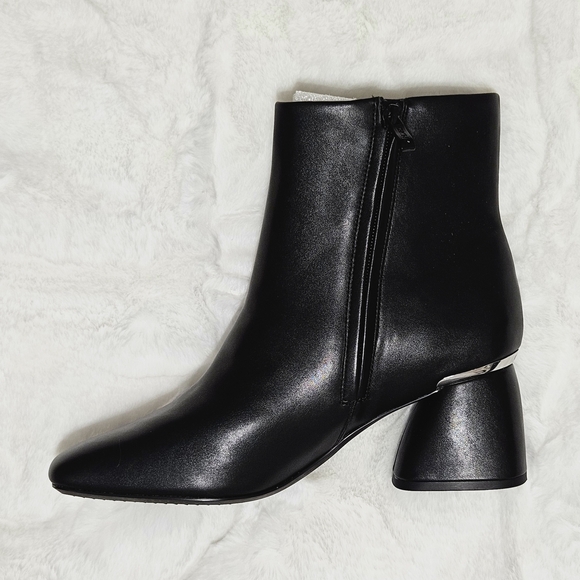 DKNY Ankle Boots Booties 9.5 Black Leather & Silver Caleena Heeled Boots NIB - Picture 3 of 6
